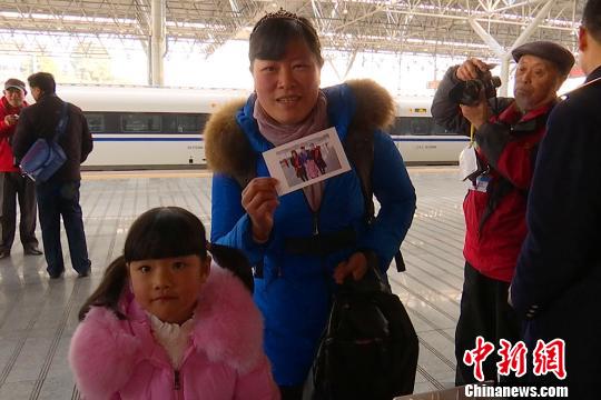 宜昌东站为返乡旅客送上别样祝福　罗庭万　摄