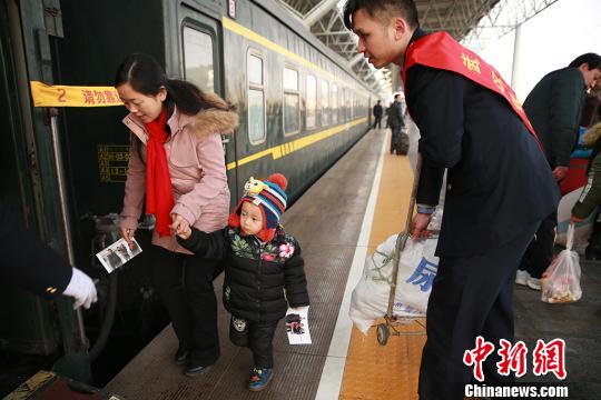 带着动车合影照回家过年　罗庭万　摄