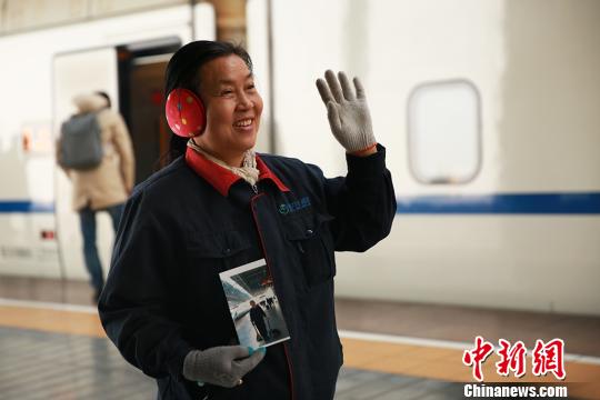 铁路工人拿着合影喜笑颜开　罗庭万　摄