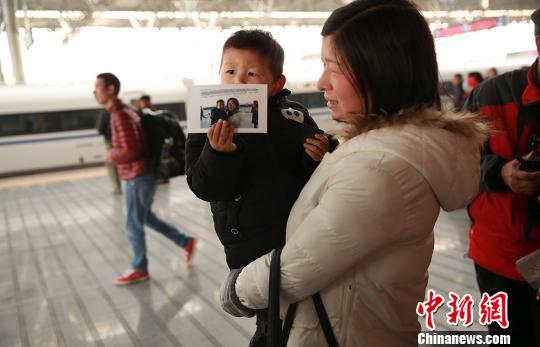 旅客收到了很特别的新年礼物　罗庭万　摄