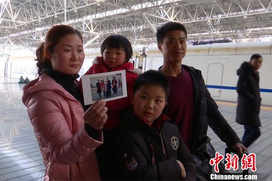 一家四口在宜昌东站与动车合影　罗庭万　摄