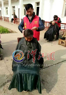 志愿者为老人理发
