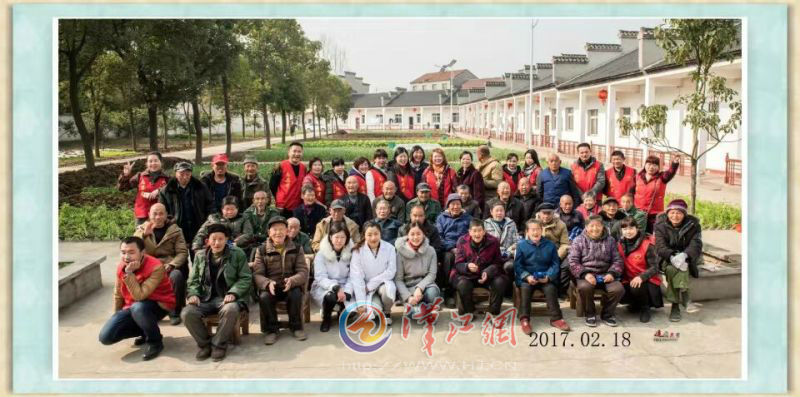 志愿者们与老人合影