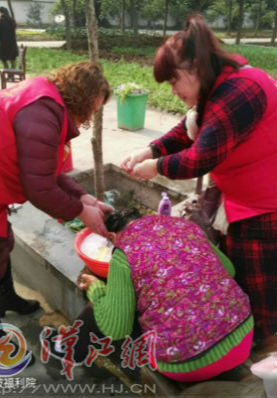 志愿者为老人洗头