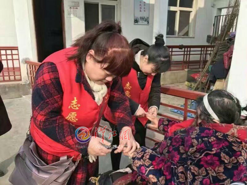 志愿者为老人剪指甲.