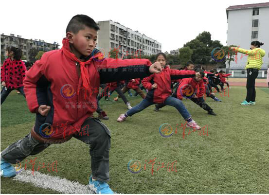 同学们被刘教练的飒爽英姿所折服,都想一展自己威风的气概!