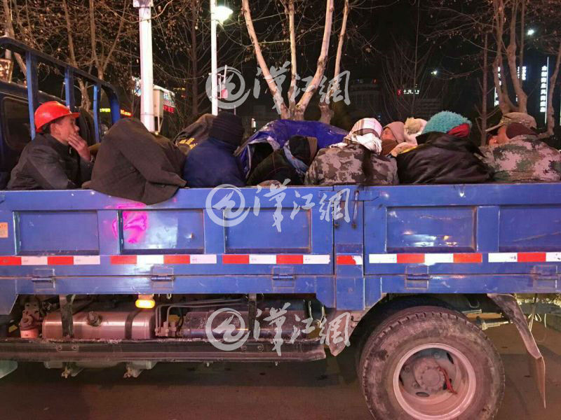 民警现场执法中