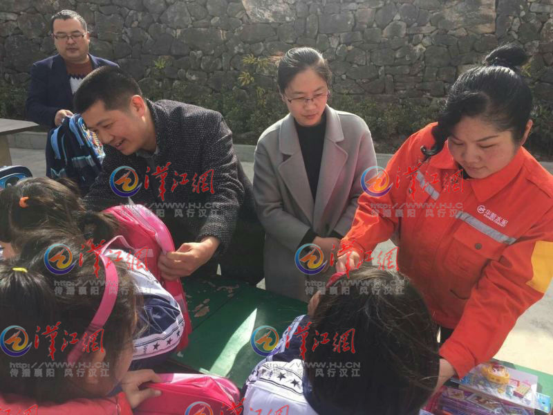 志愿者们慰问留守儿童