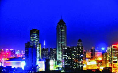 强劲的北风吹透江城,城市霓虹和深蓝的天空相映成趣 记者彭年 摄