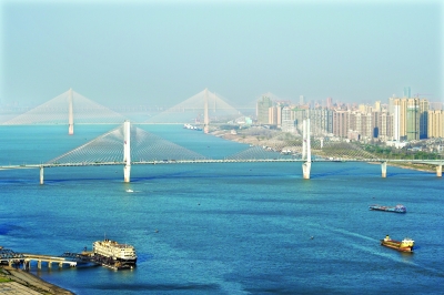 阵阵大风将雾霾一扫而净,空气质量和城市能见度较好 记者任勇 摄