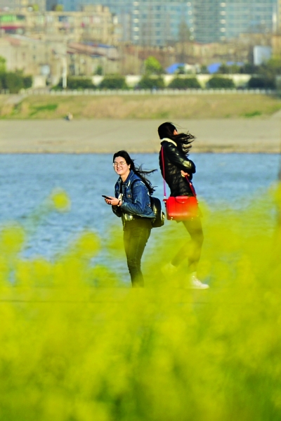 汉口江滩游玩的女孩发丝随风飞扬                   记者胡冬冬 摄