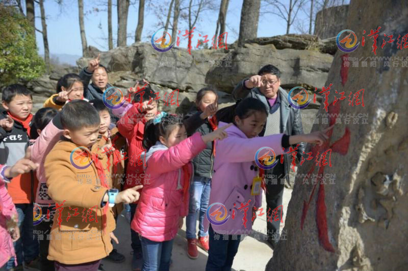 “永”字八法,是中国书法用笔法则。学生们在参观校园里的“永”字石雕。