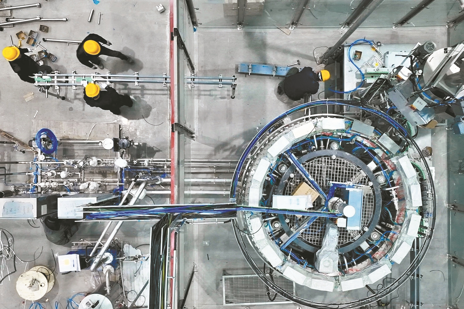 湖北蓝带啤酒有限公司产能扩建项目新设备正加快安装进度.