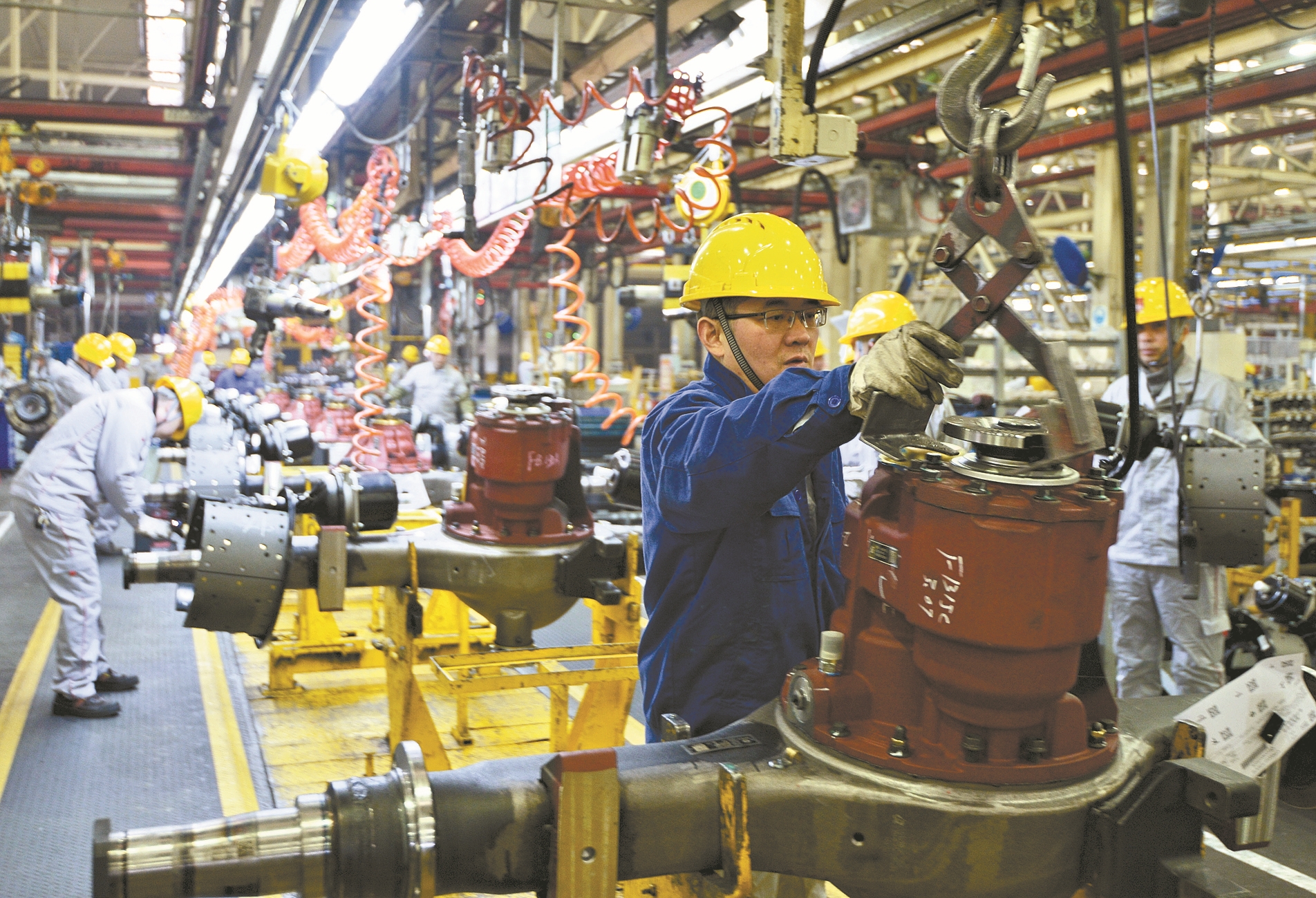 2月25日,东风德纳车桥有限公司襄阳工厂内,工人们正在加紧生产.