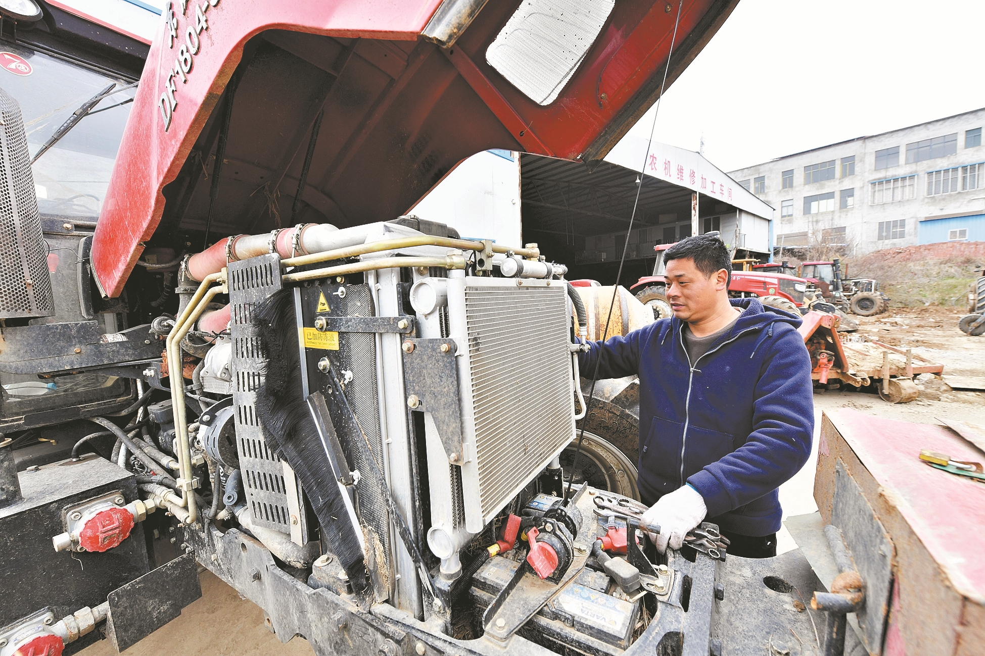 目前,我市以82家农机经销企业,1090个农机维修厂(点),419家农机专业