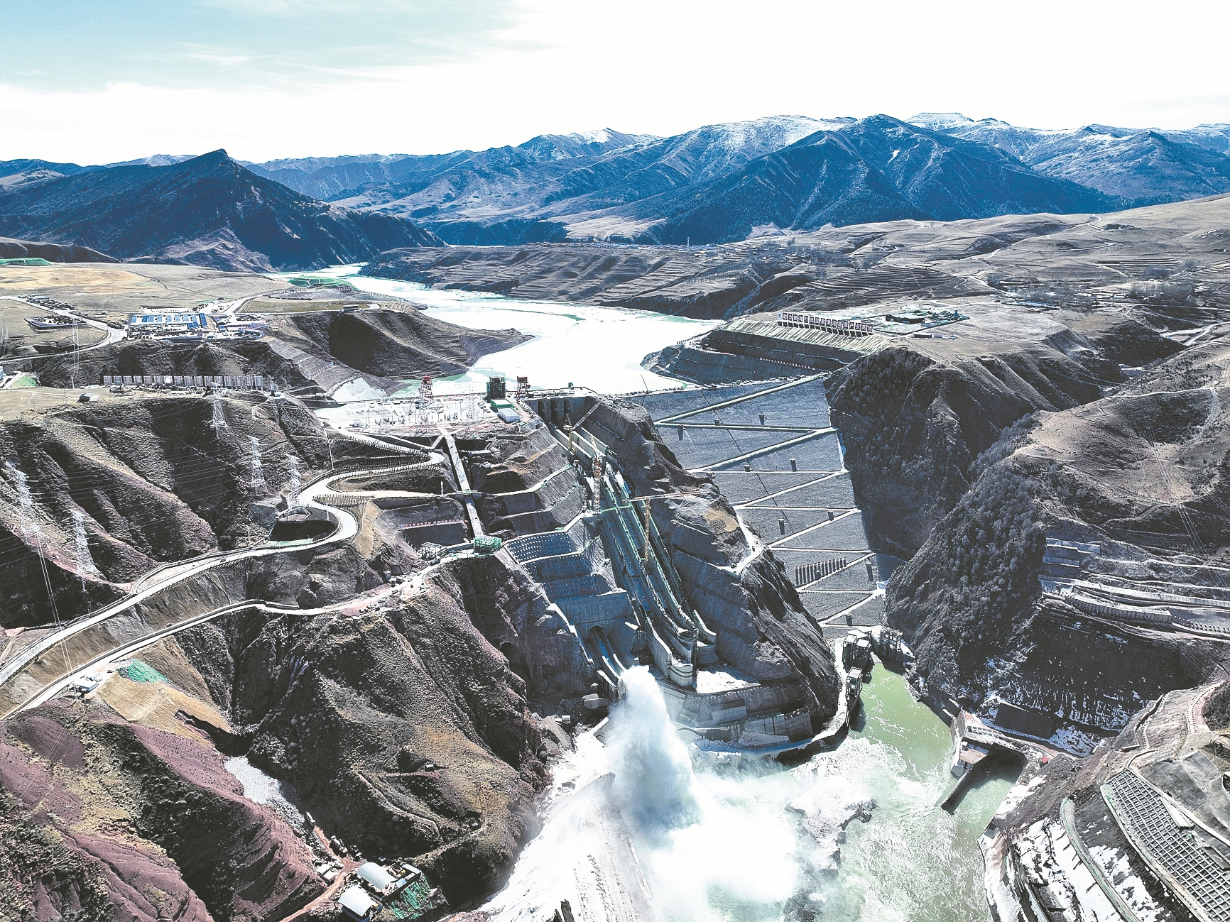 黄河流域在建海拔最高装机最大水电站首台机组并网发电