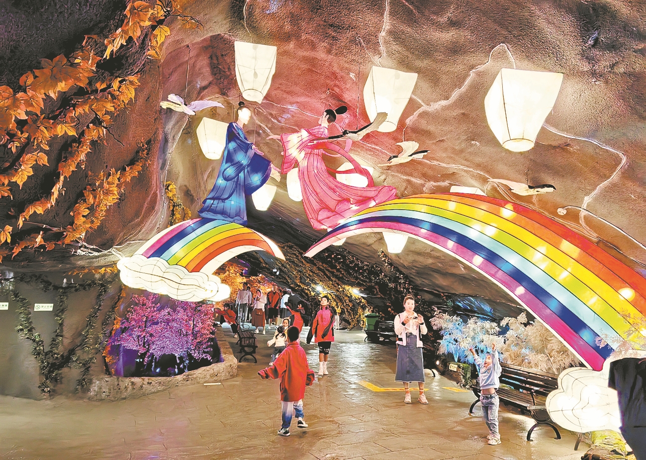 游客在老河口市仙人渡镇李家染坊村合影留念           全媒体首席