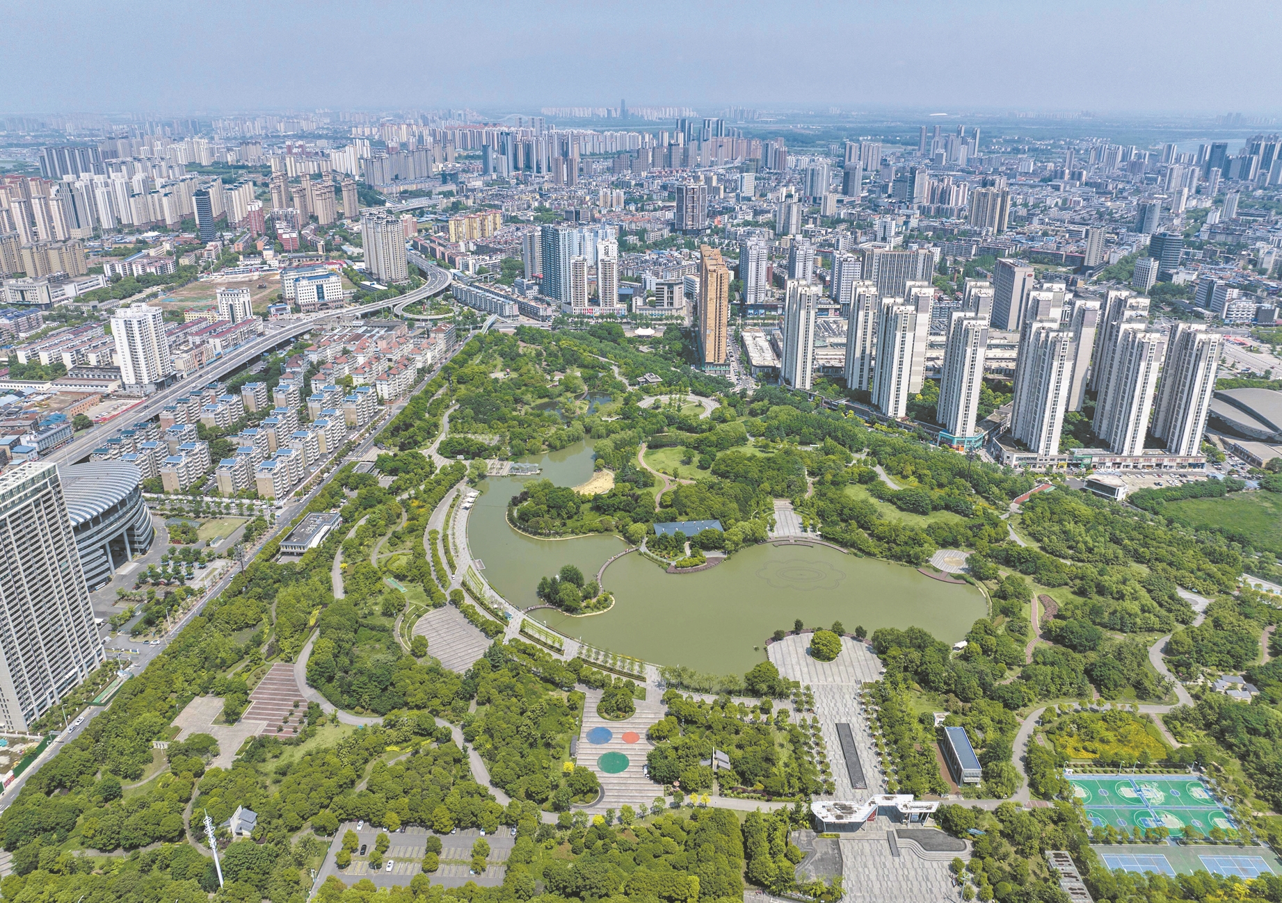 紫贞公园:城园相融满目景