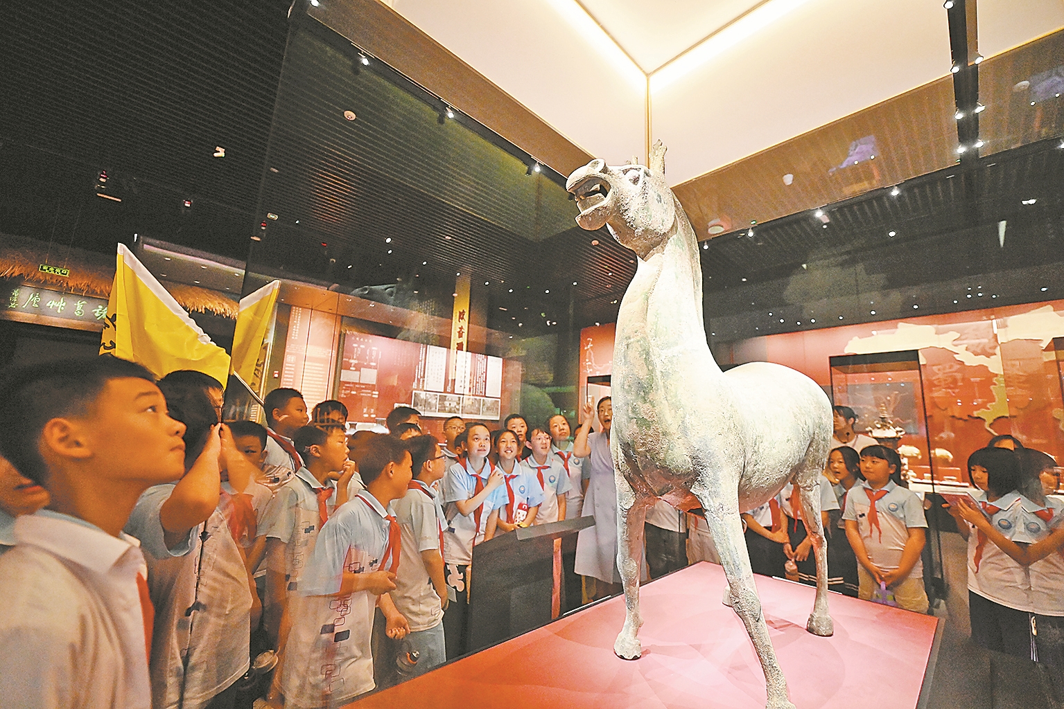 学生在襄阳市博物馆新馆感受文化魅力