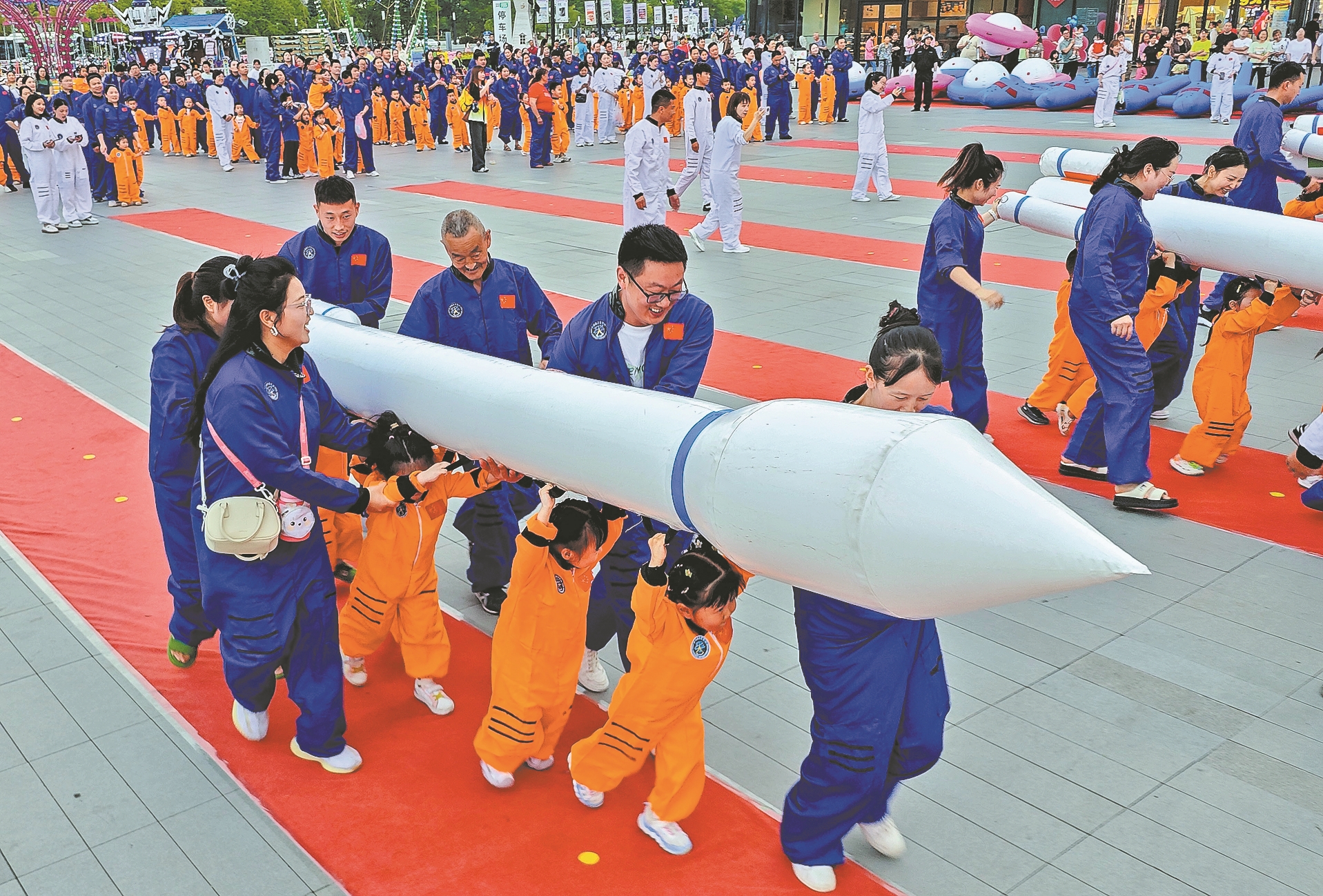 吾悦广场举办"中国梦·航天梦"亲子活动