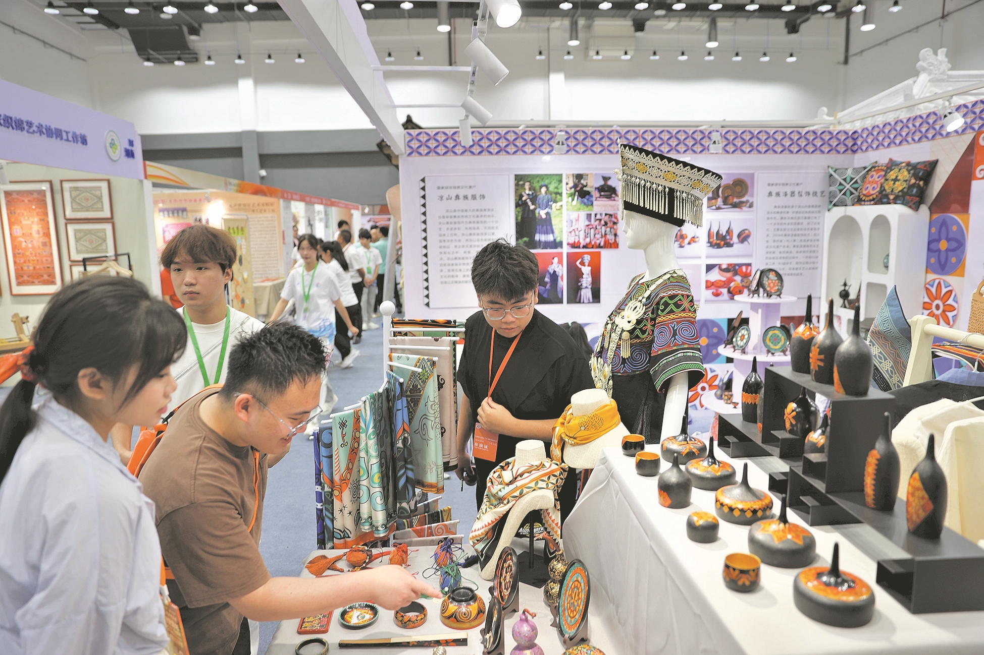 师生在展台参观交流  全媒体记者王虎 摄学生艺术实践工作坊展示暨