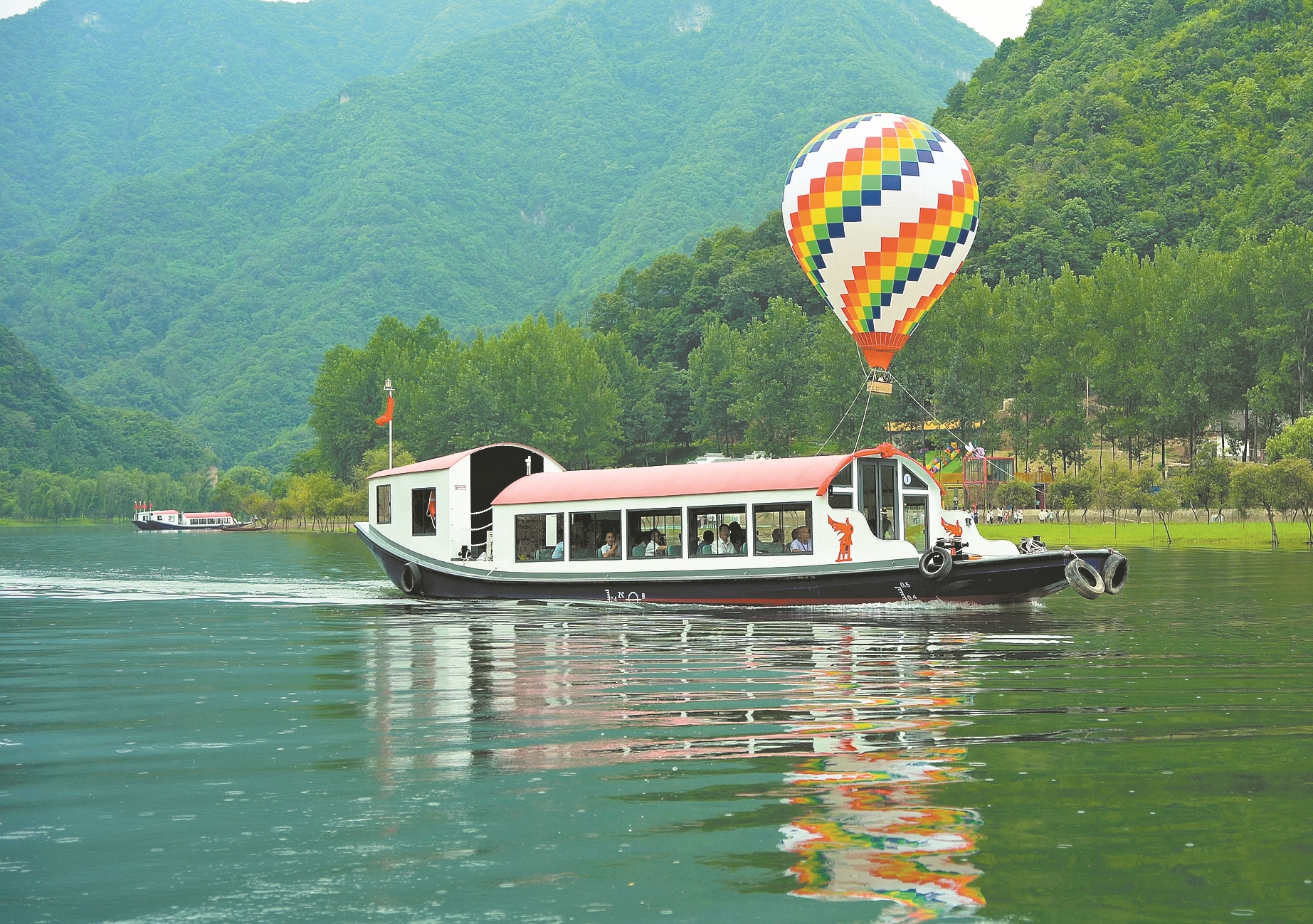 谷城县南河小三峡风景:新游船 新体验