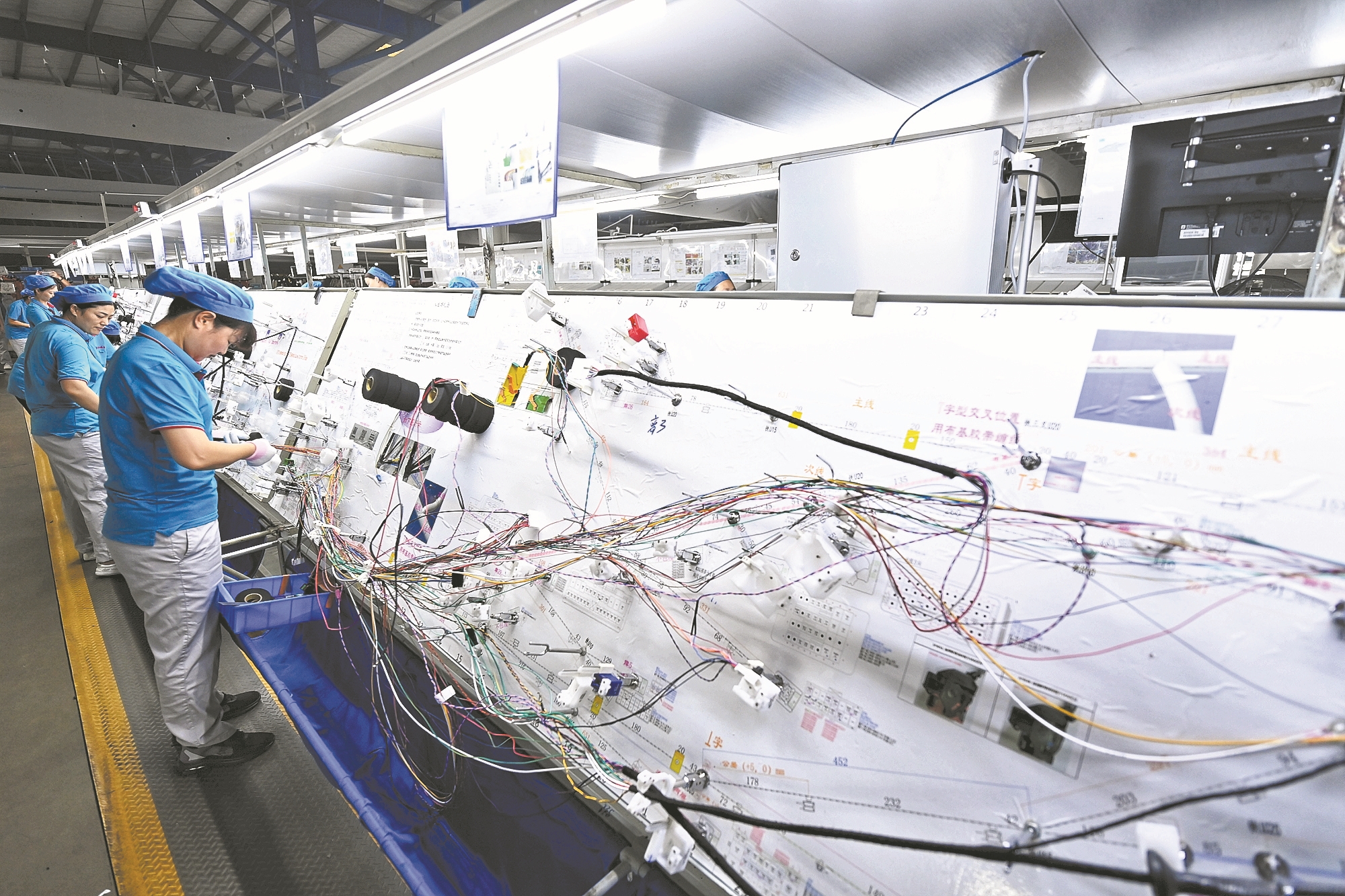 7月9日,襄阳群龙汽车部件股份有限公司线束生产车间里,工人加紧赶制