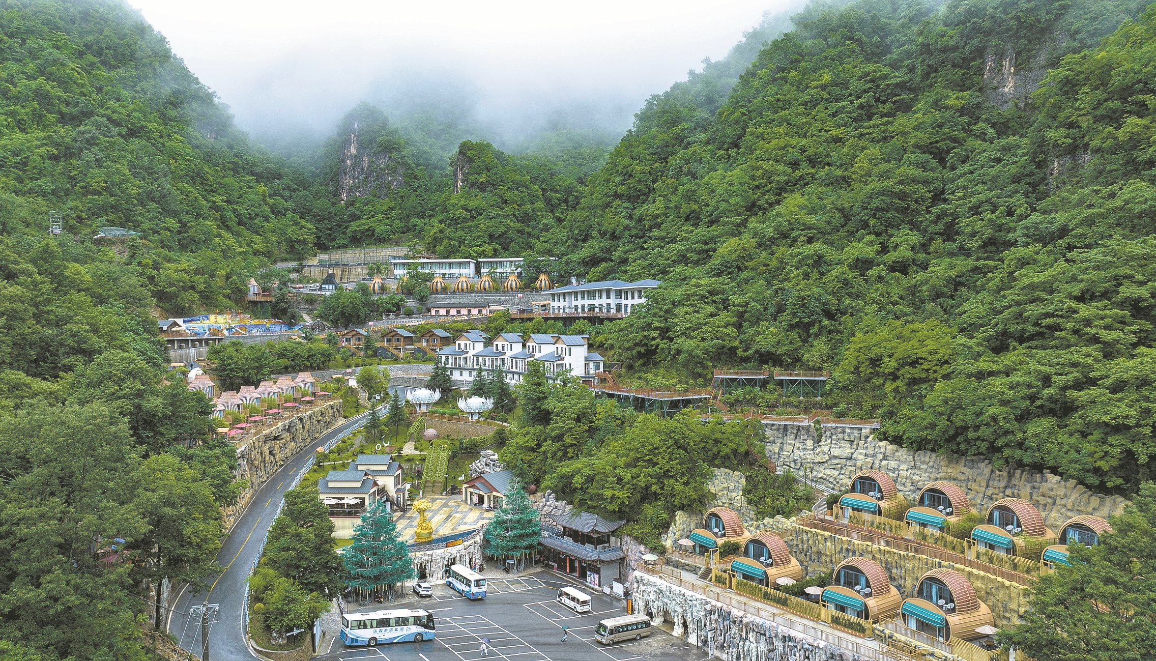 7月11日,保康县马桥镇尧治河村的高山民宿,云雾缭绕,美如画卷.