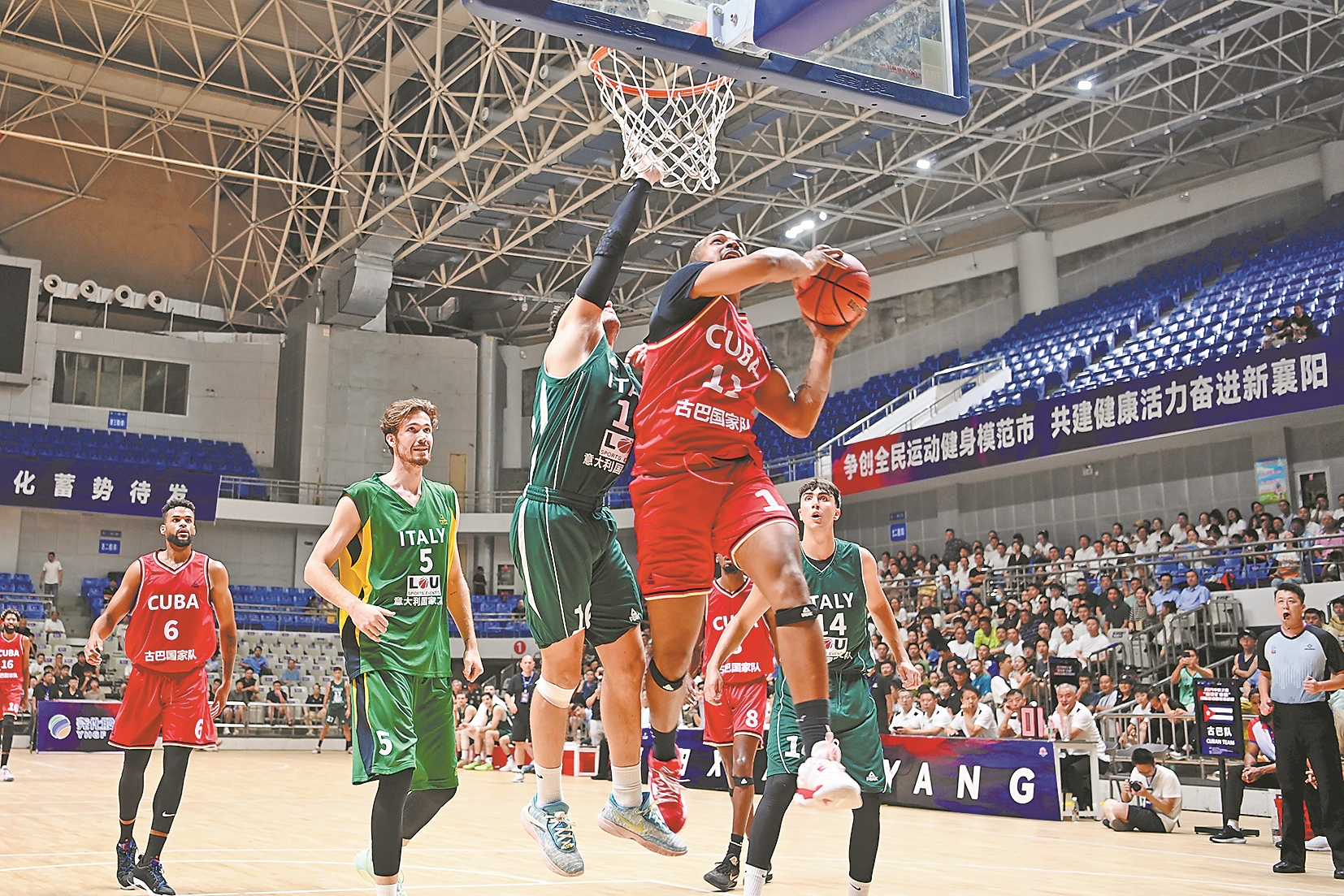 7月16日,古巴国家队和意大利国家队在进行篮球比赛.