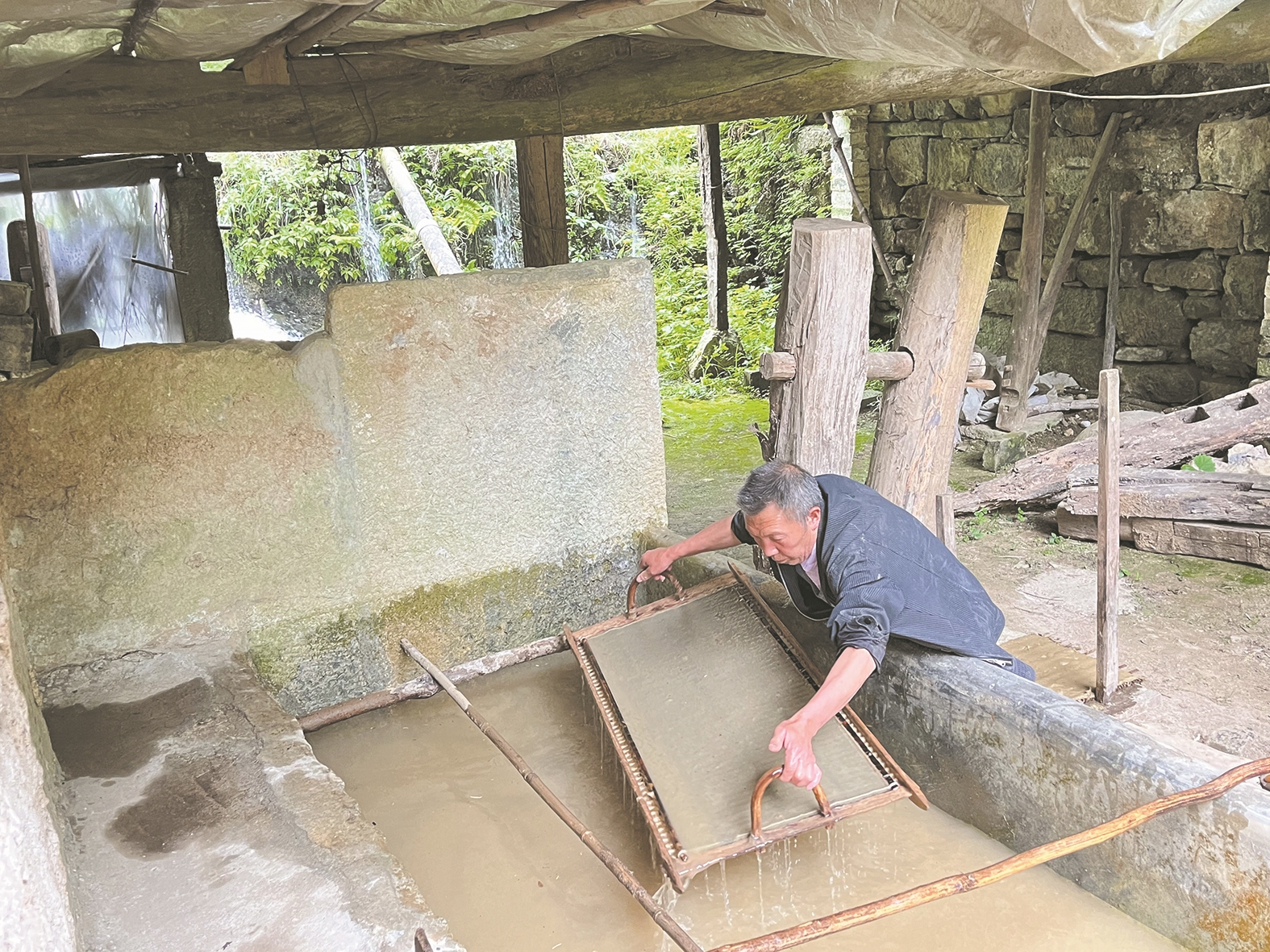 上世纪90年代以后,由于受到机制纸市场的冲击,手工造纸