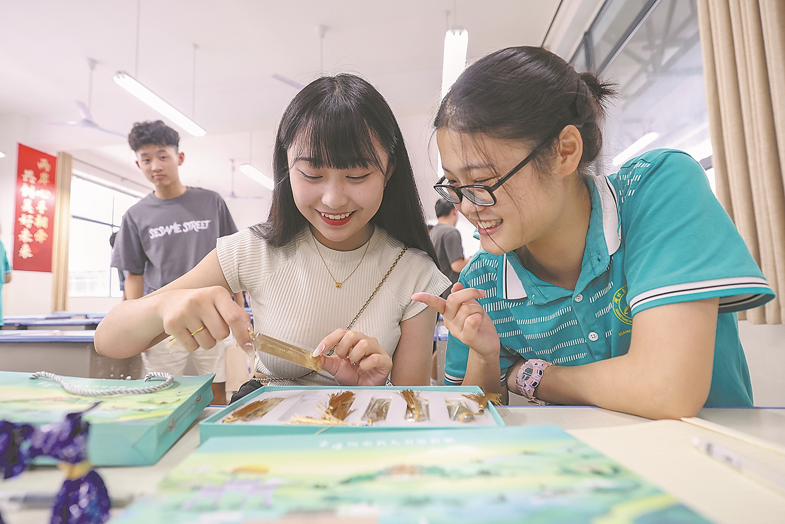海峡两岸学生在襄同上一堂课