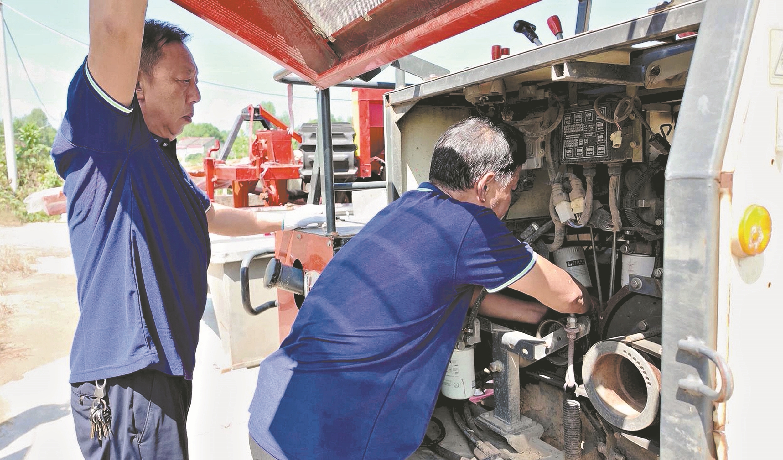 秋收在即,谷城县组织机修技术人员深入各地种植大户家里,指导农机手
