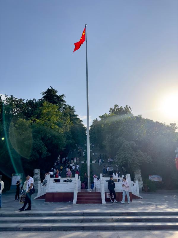 襄阳岘山文化广场秋意浓,市民乐享国庆假期