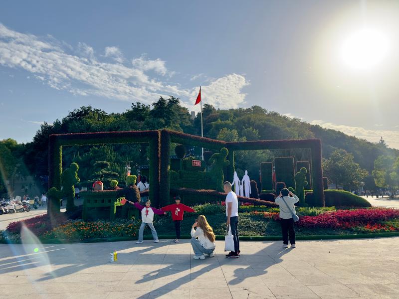 襄阳岘山文化广场秋意浓,市民乐享国庆假期