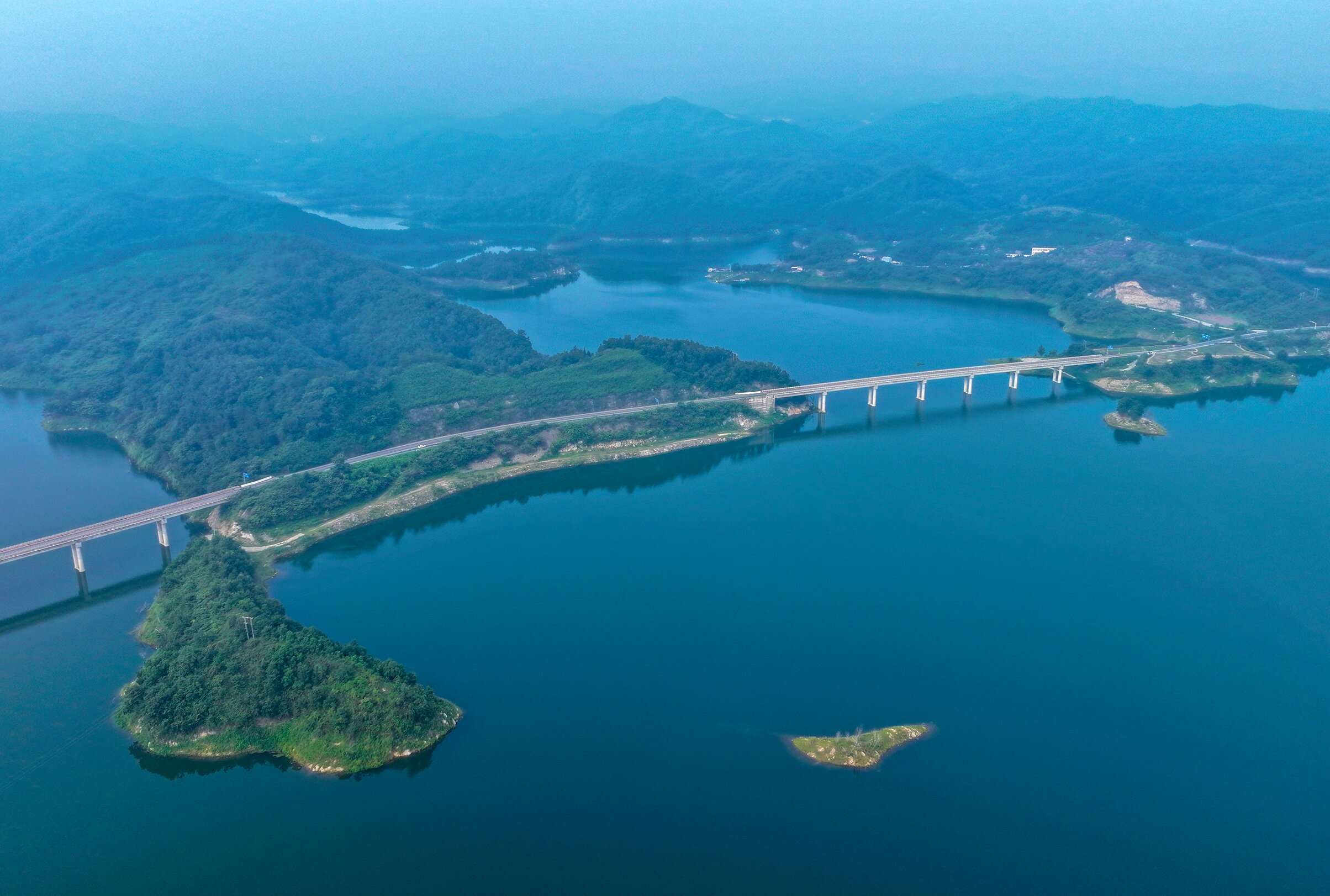 南水北调中线工程水源地丹江口水库（（湖北日报全媒记者田悦 通讯员张斌 摄））