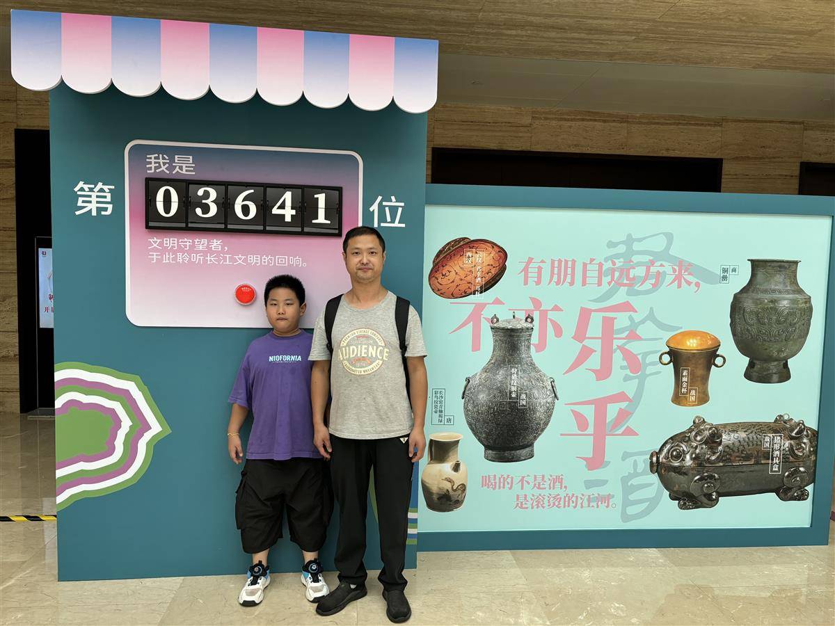 来自长沙的一对父亲打卡“江流万古”展（图源：盘龙城遗址博物院）.jpg