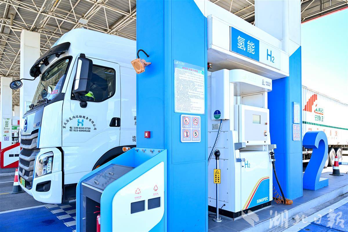 潜江服务区的氢能重卡正整装待发。通讯员吴迪摄.jpg