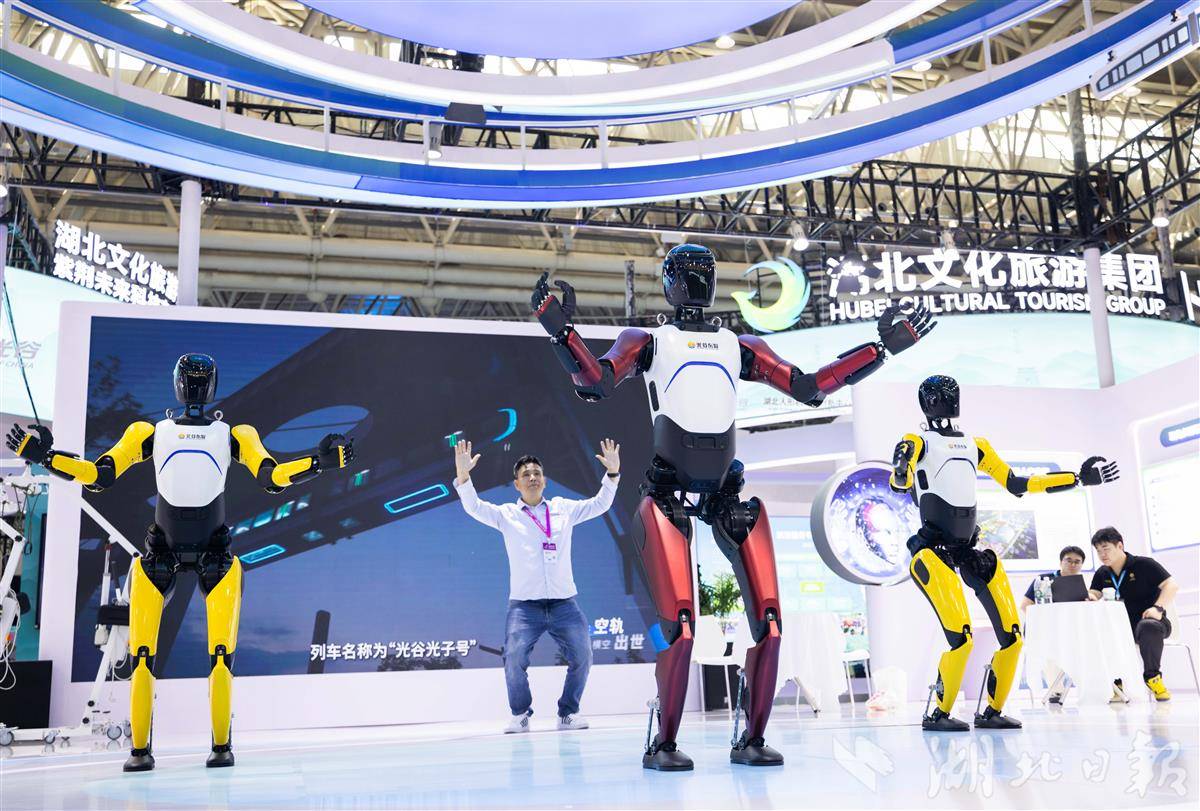 光谷东智人形机器人展示打太极。(湖北日报全媒记者 薛婷 摄).jpg