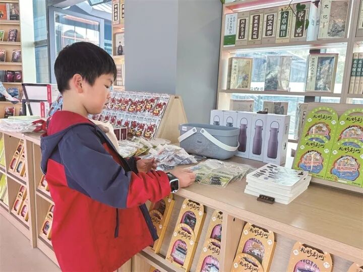 图为小朋友在民主街历史文化街区漫读空间书店选购文创冰箱贴。徐泓杰 摄