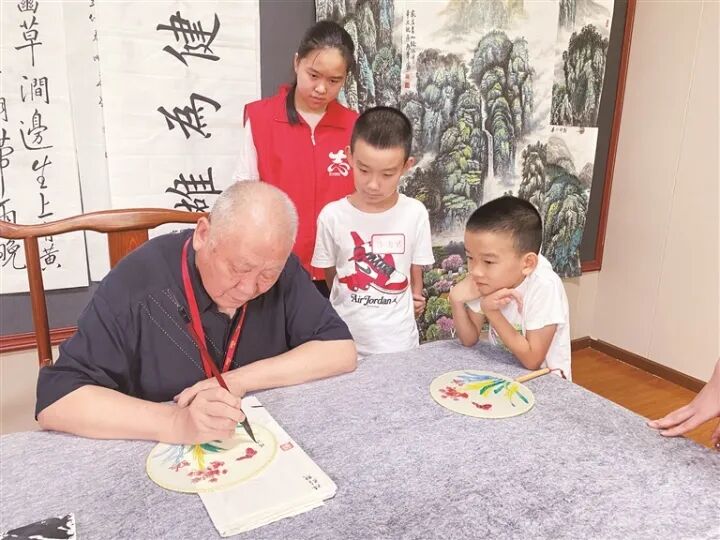 图为月亮湾社区居民进行文创产品绘制。月亮湾社区文创工作室提供