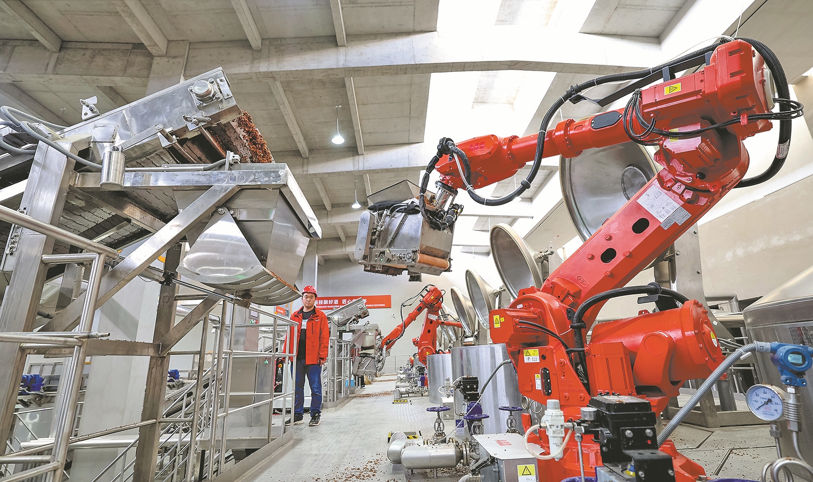 智能机器人辅助酿酒。