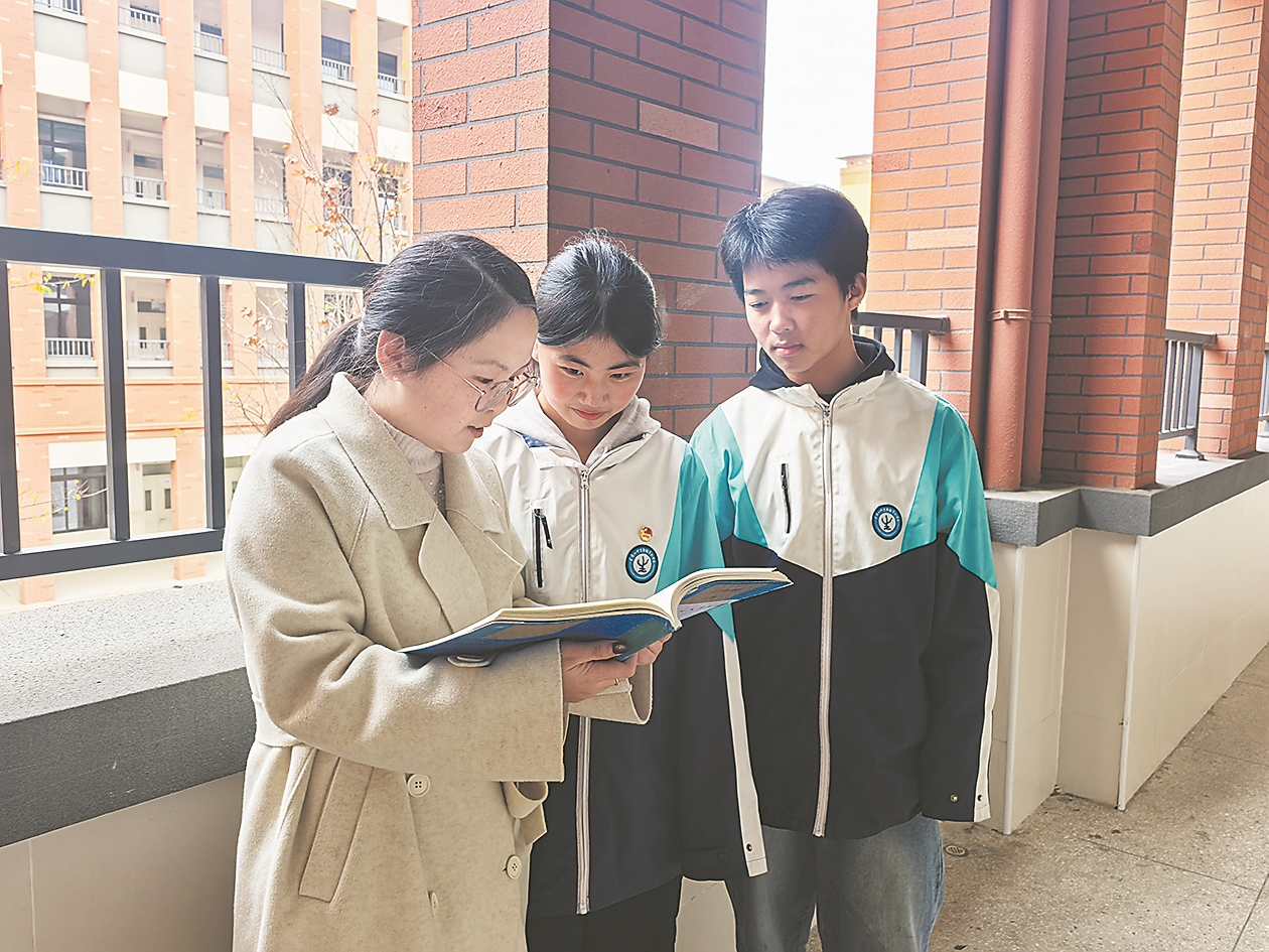 袁璐璐辅导学生。