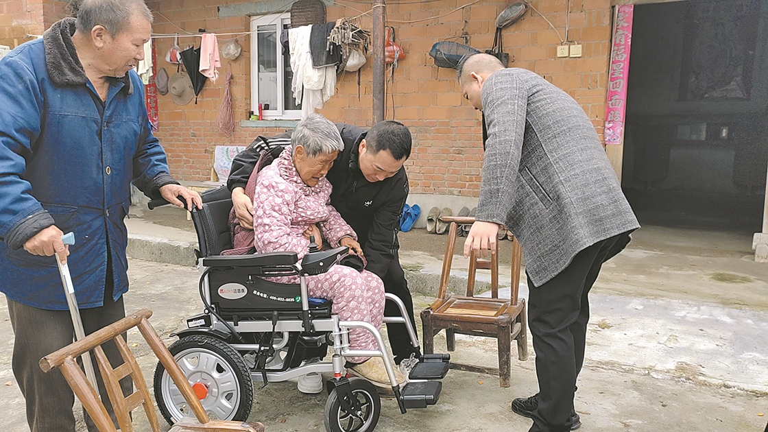 宜城市残联工作人员入户走访。全媒体记者 刘晓青 摄