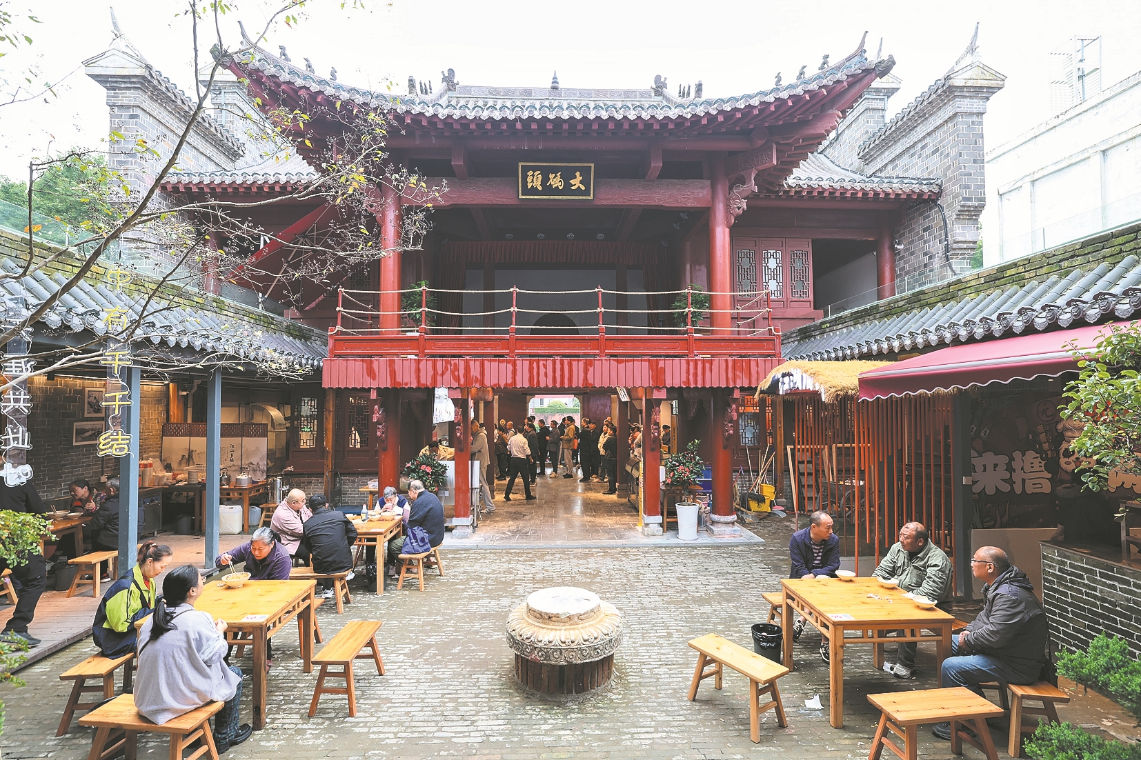 中州会馆成为人们品味襄阳牛肉面的“新晋打卡地” 全媒体首席记者杨东 摄