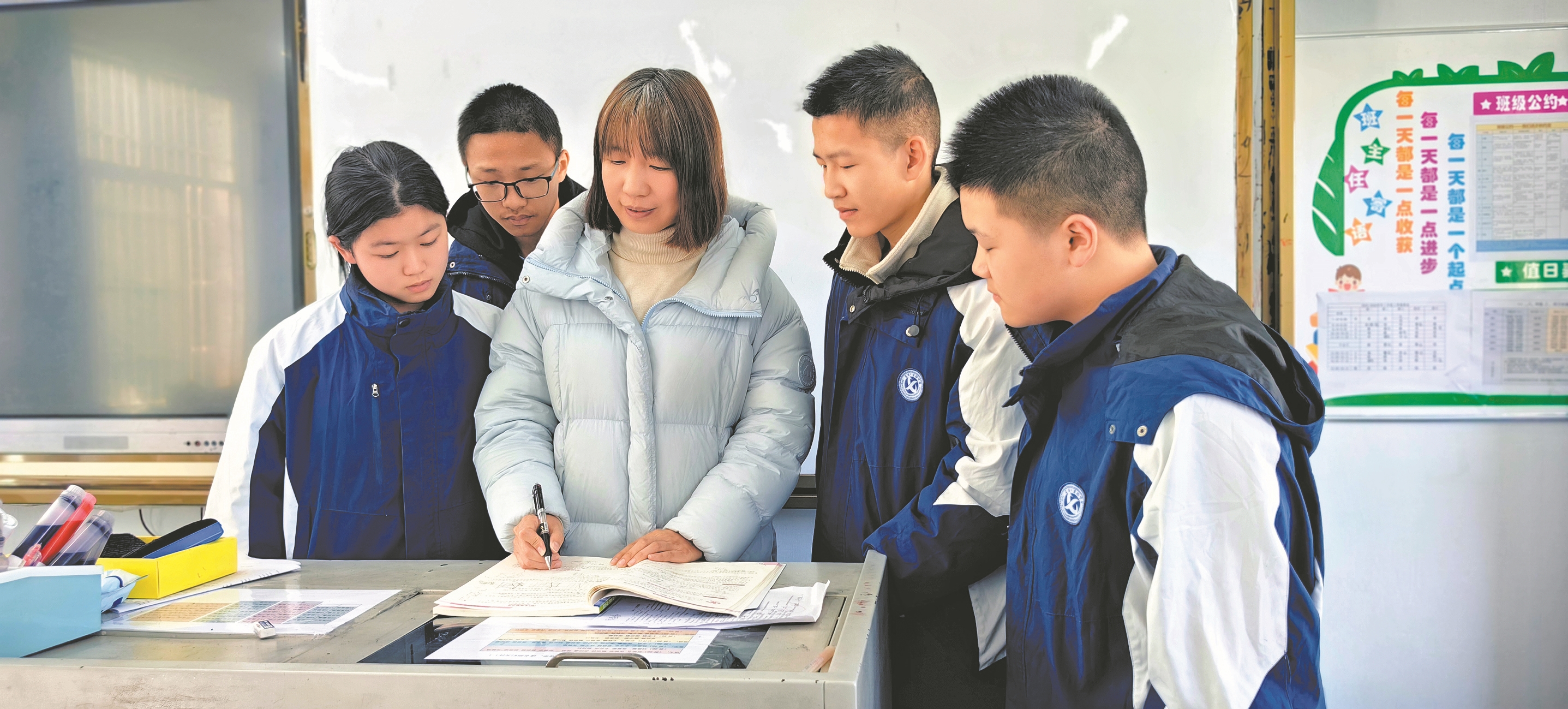 杨慧辅导学生。