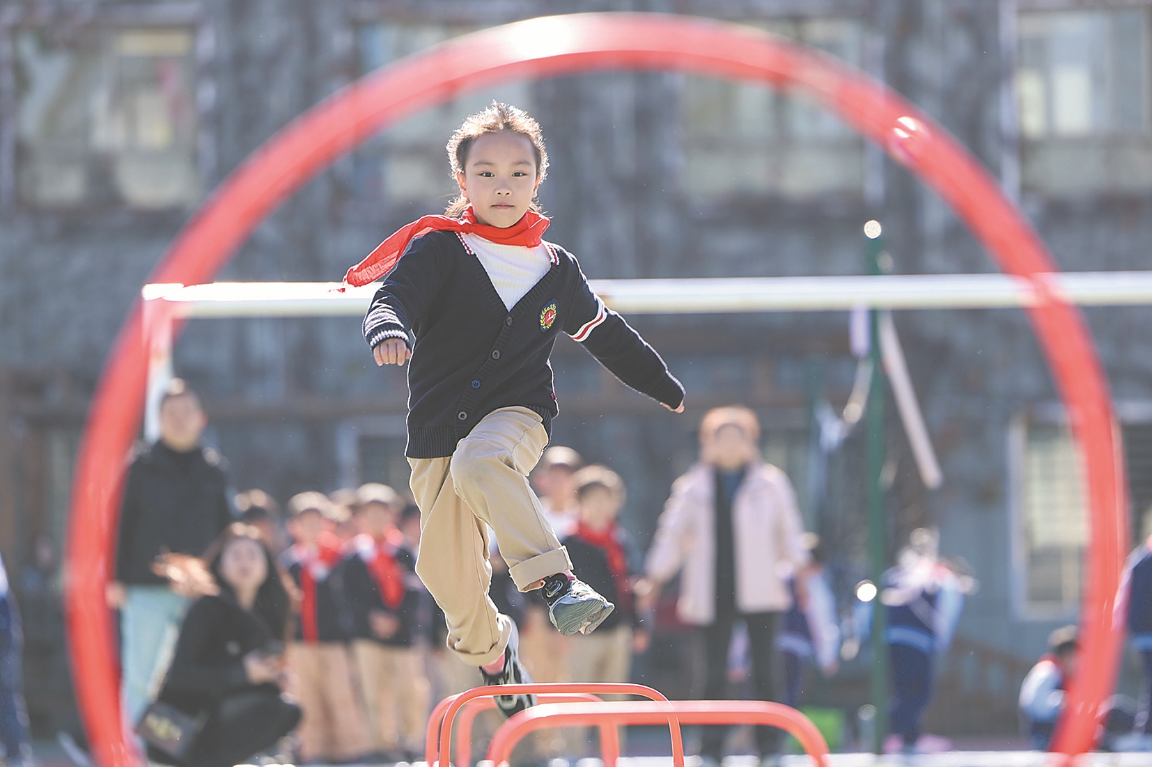 11月21日,市昭明小学举行趣味运动会,学生们在比赛中感受运动的快乐。全媒体首席记者 杨东 通讯员 向继学 摄