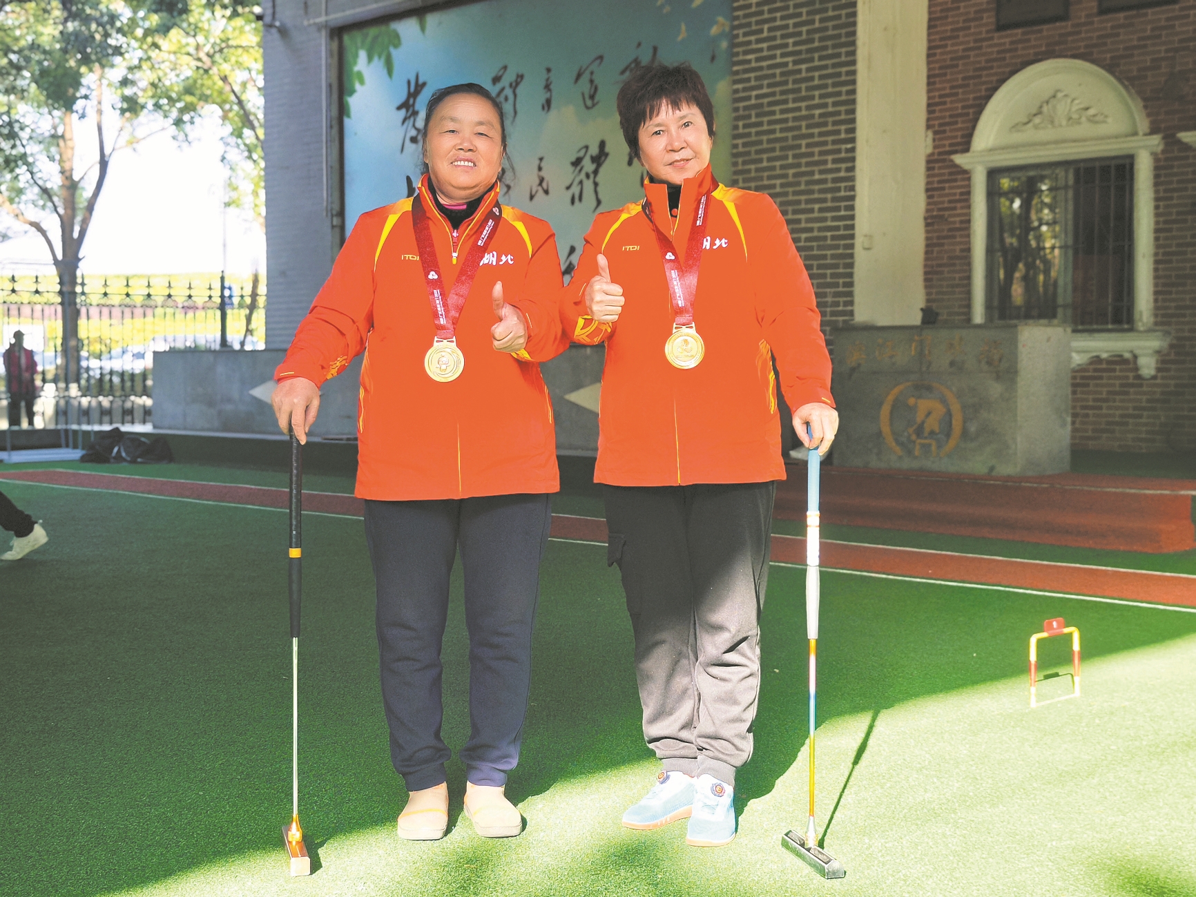 李秋菊(左)和谭金美