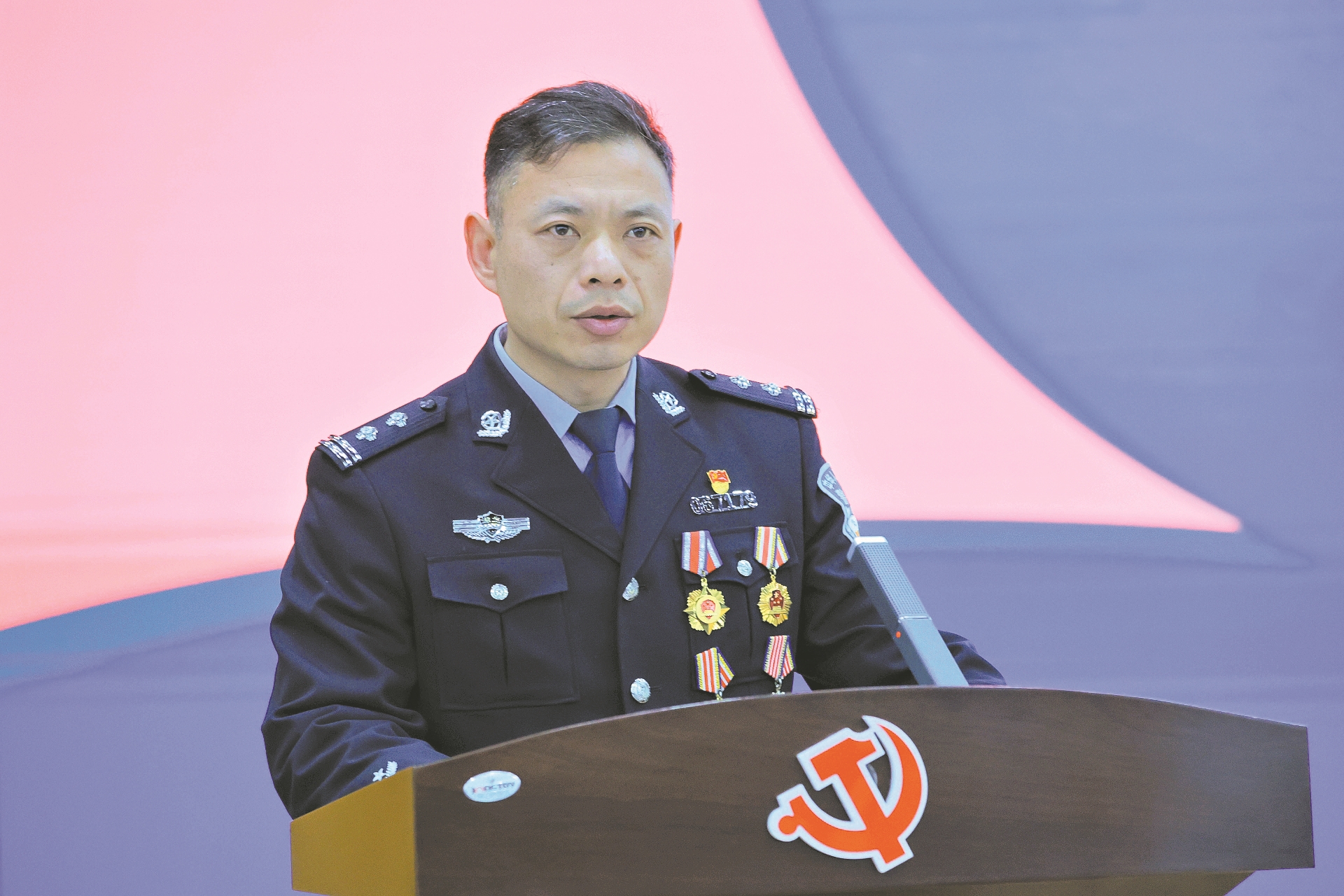 在全市政法领导干部政治轮训中,邱军进行事迹宣讲 通讯员司世伟 摄