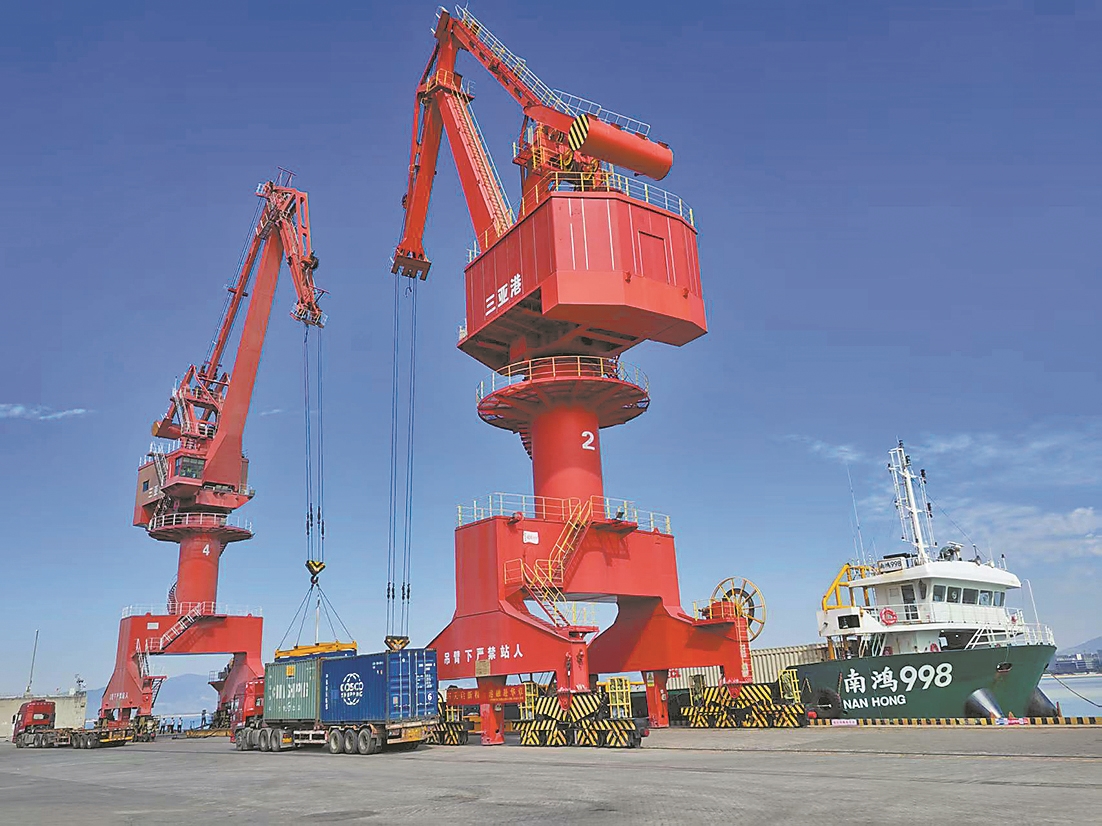 12月18日,在三亚港“二线口岸”南山港区海关查验场,第一批出岛货物顺利通关。新华社 发