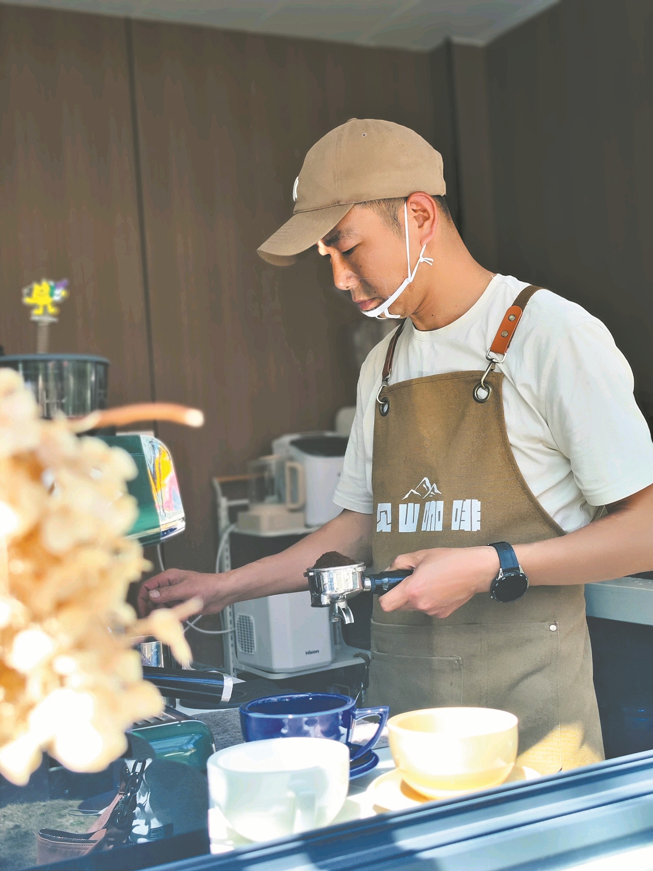 程星星在制作咖啡